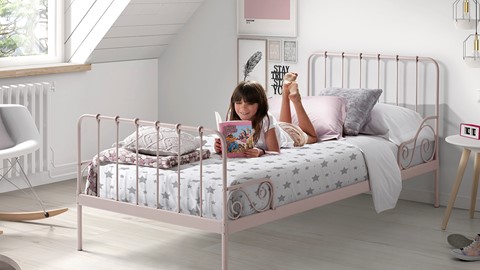 Een meisje dat een boek op een bed leest