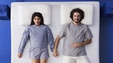 Een man en een vrouw die op een bed liggen