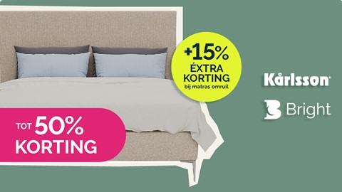 een bed met kussens en een bord