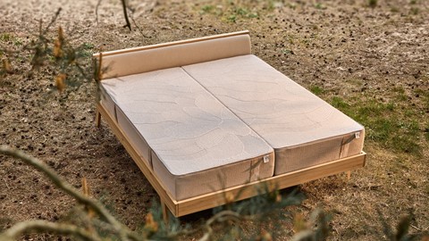 Excellence matras op eenvoudig houten bed vanuit een boom gezien