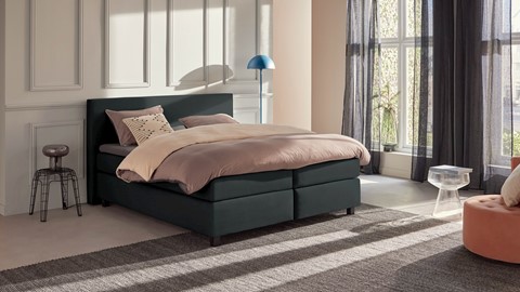 Luxe antraciete boxspring in slaapkamer