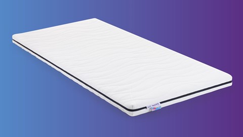 een witte matras op een blauwe achtergrond