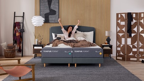 Een vrouw die op een bed ligt