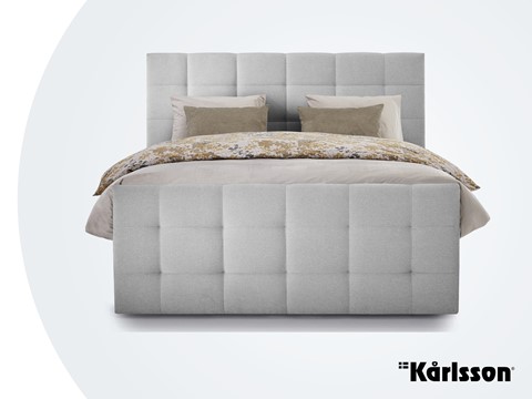 een bed met een wit hoofdeinde