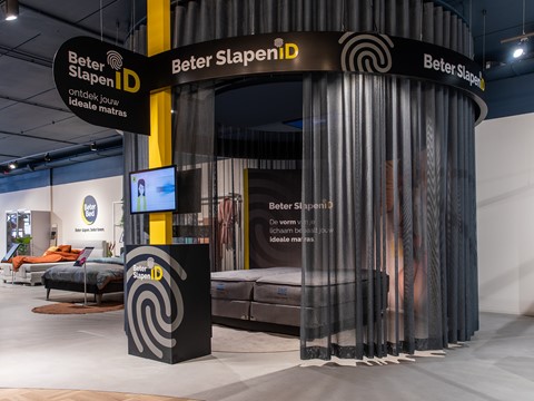 een kamer met een bed en een tv