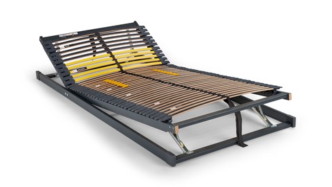 een bedframe met metalen latten