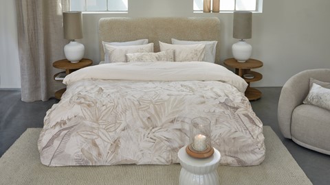 Licht beige dekbedovertrek met subtiele botanische print van Rivièra Maison