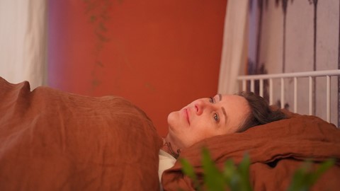 Een vrouw die in bed ligt