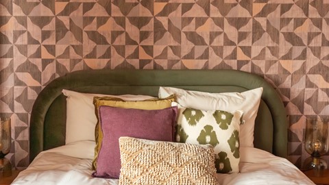 een bed met kussens erop