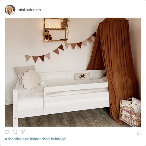 een bed met een hemelbed eroverheen