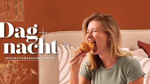 Een vrouw die een croissant eet