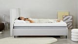 Een vrouw liggend op een bed