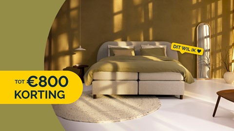 een bed met een rond kleed in een kamer waar een licht door het raam scheen