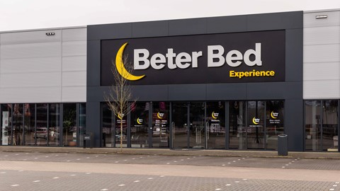 een gebouw met een uithangbord op de voorkant