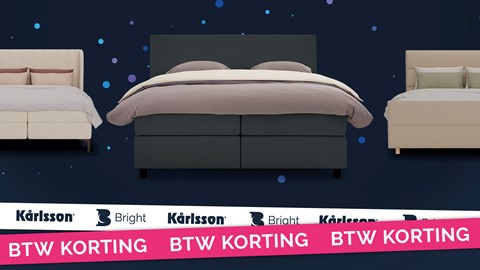 een bed met een bedframe