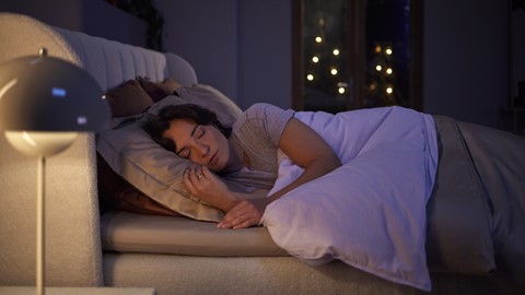 Een vrouw die in bed slaapt