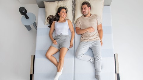 Een man en een vrouw die op een bed liggen