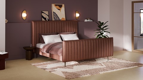 een bed met een bruin hoofdeinde en een plant op een kleed