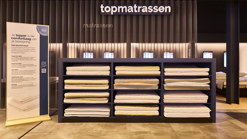 een plank met matrassen erop