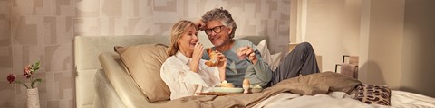 Man en vrouw liggen op elektrische boxspring