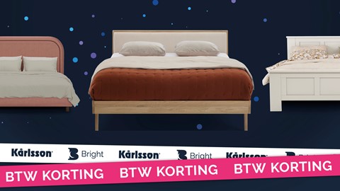 een bed met een bedframe en een bed met een bedframe en een bedframe