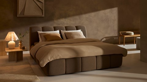 Een bed in een kamer