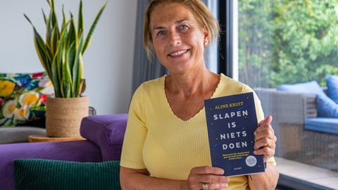 Een vrouw die een boek vasthoudt