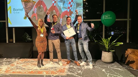 Een groep mensen die voor een foto poseren