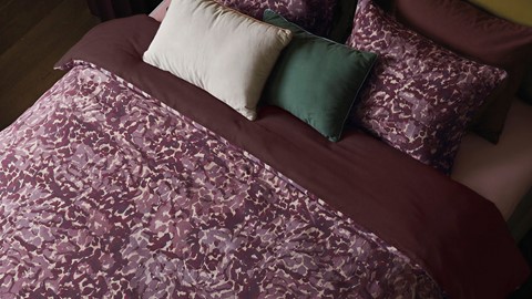 een bed met kussens erop