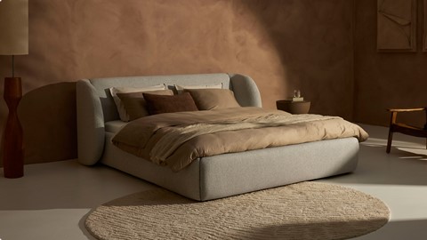 een bed met een rond tapijt en een rond tapijt