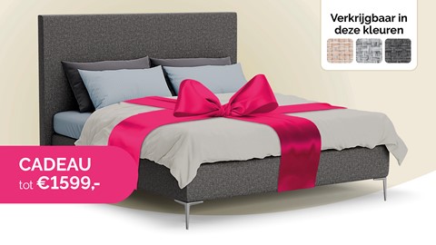 een bed met een roze strik