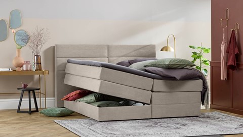 een bed met een bed eronder