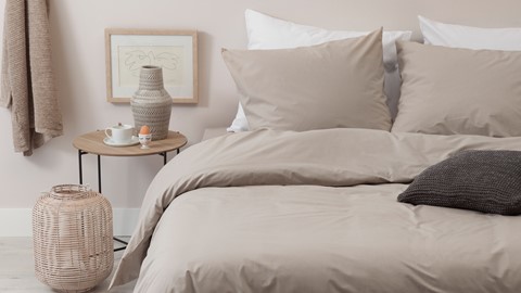 een bed met een kat erop