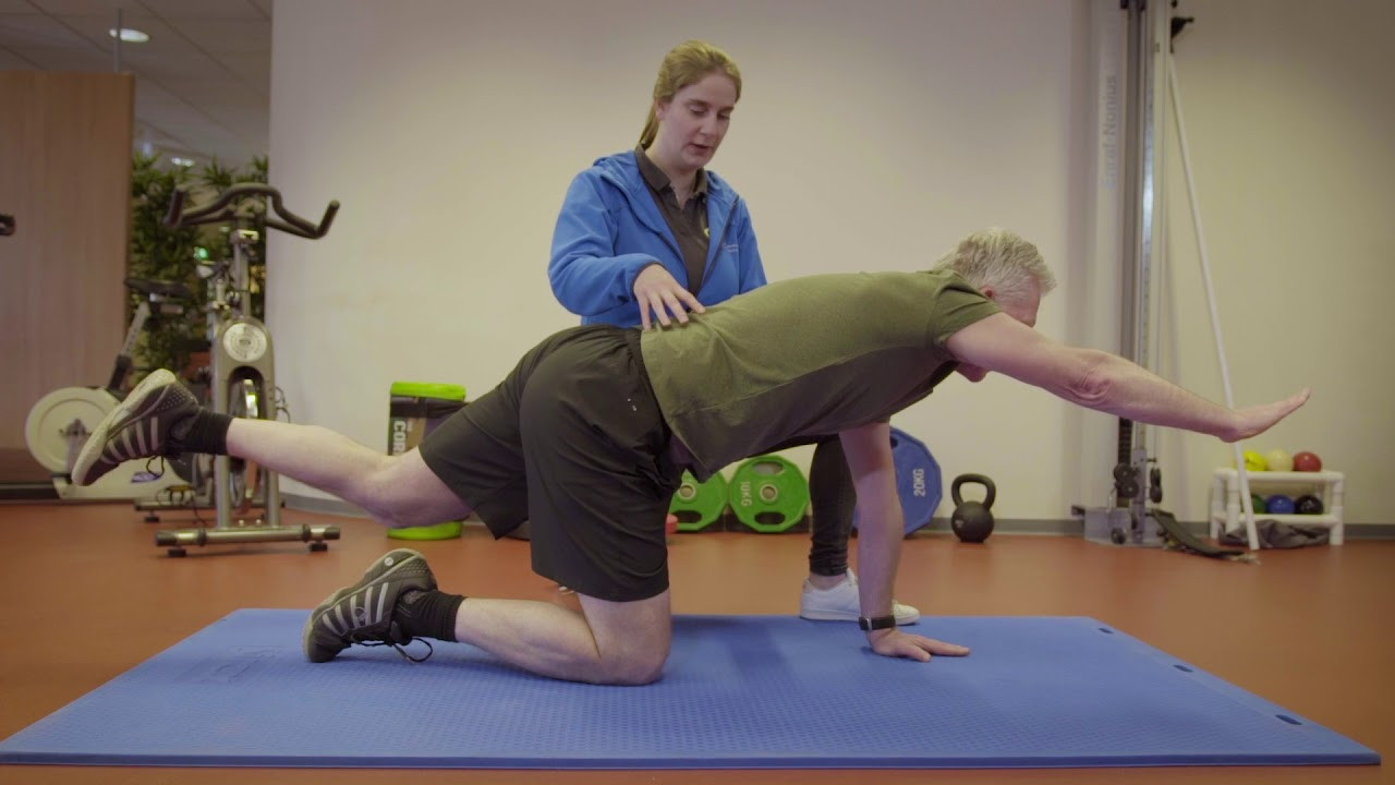 Oefening 4  - Video oefeningen om thuis de rug sterker te maken en rugpijn te voorkomen | Beter Bed 