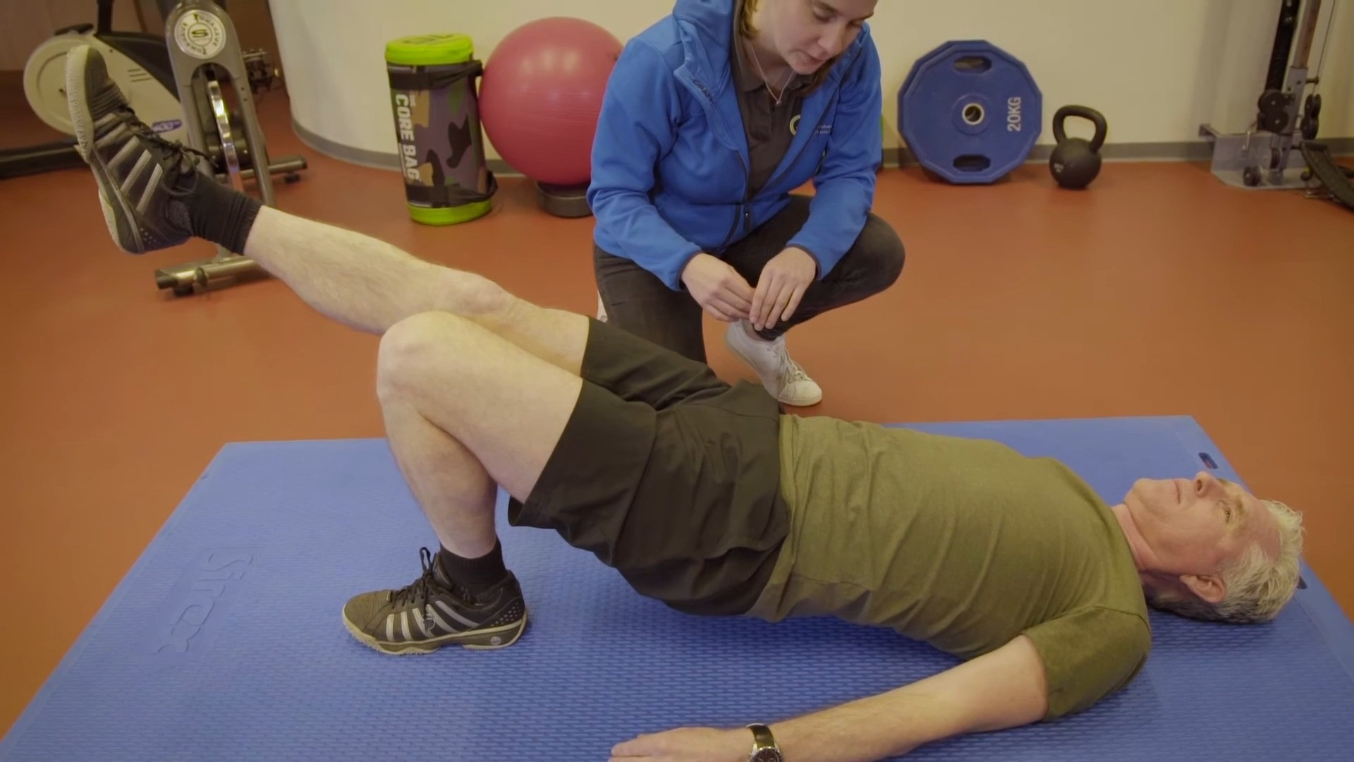 Oefening 3  - Video oefeningen om thuis de rug en bilspieren sterker te maken | Beter Bed