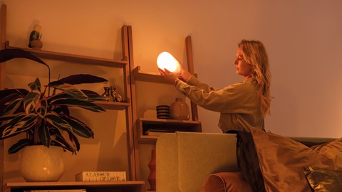 Een vrouw die een licht houdt