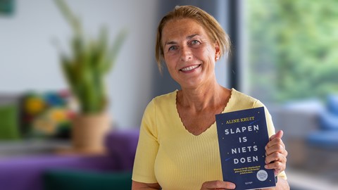Een vrouw die een boek vasthoudt