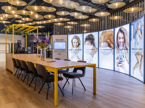 een kamer met een tafel en stoelen