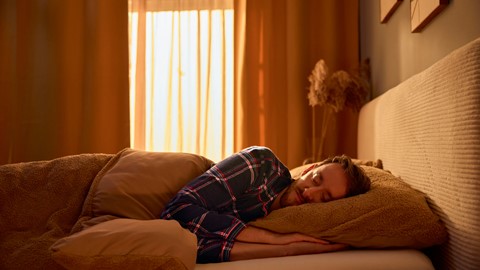 Een mensenslaap op een bed