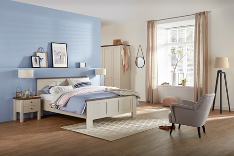 Landelijke slaapkamer en bed met rustige neutrale pastel kleuren