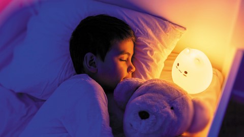 Een jongen die met een knuffeldier slaapt