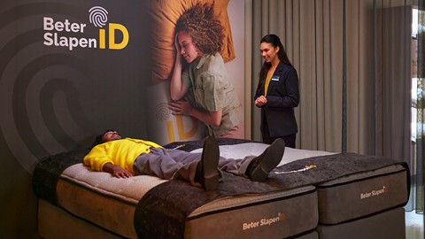 Een man die op een matras ligt