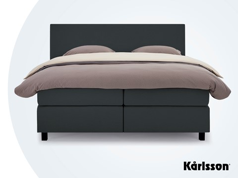 een bed met een bedframe