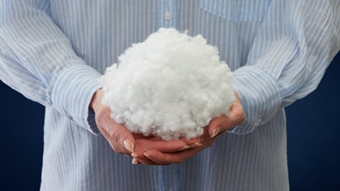 een persoon die een stapel katoen vasthoudt