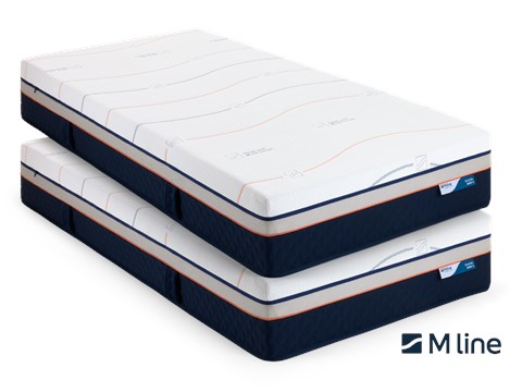 Een stapel matrassen op een witte achtergrond