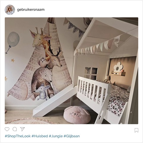 een kinderkamer met een glijbaan en een bed