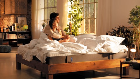 Een man en een vrouw die in een bed liggen
