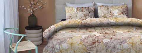 een bed met een bloemmotief