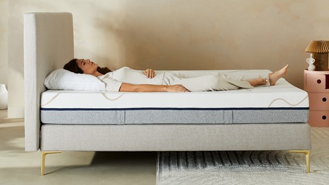 Een vrouw die op een bed ligt