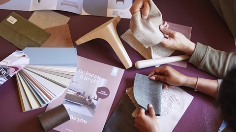 Man en vrouw zijn hun eigen boxspring aan het samenstellen